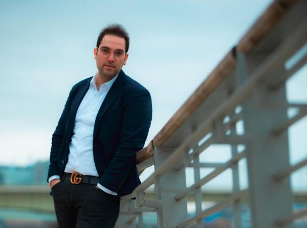 حکم دستگاه قضا به اینترپل برای دستگیری و استرداد امین فردین/ پاپاراتزی سینمای ایران دستگیر می‌شود؟