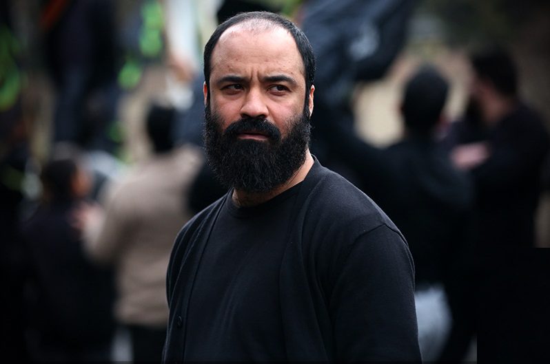 فیلم/توضیح مداح معروف درباره نصب پرچم اوکراین در هیئت امام حسین!