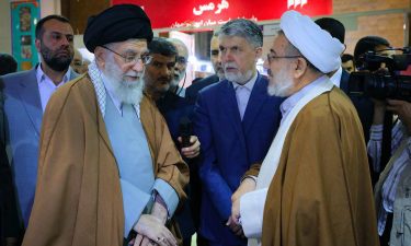 مفسر قرآن درباره شیوه‌های تبلیغی آیت‌الله خامنه‌ای قبل و پس از انقلاب تبلیغ برای زندگی می گوید