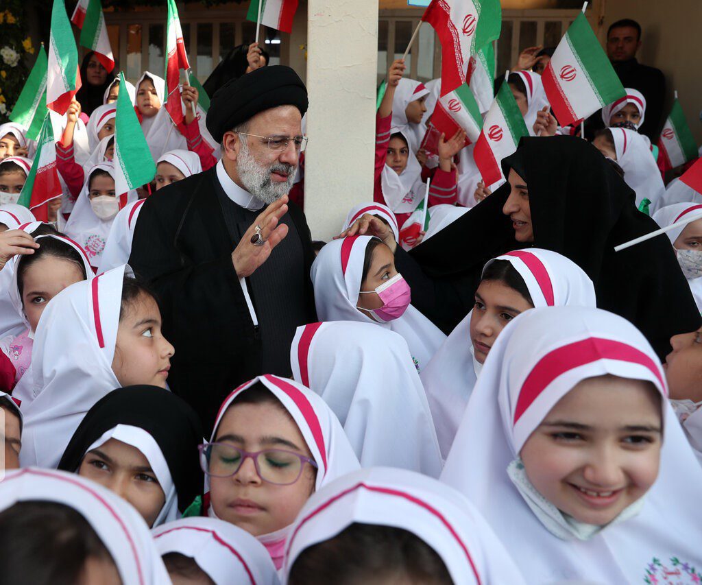 قدردانی نمایندگان و فعالان سیاسی از هدیه آیت‌الله‌رئیسی به فرهنگیان در آستانه روز معلم