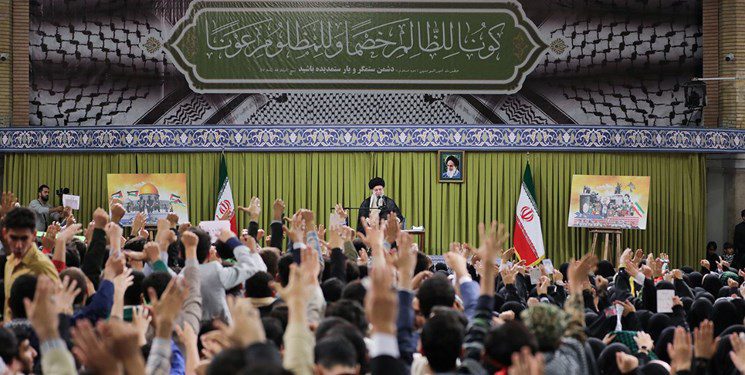 جمعی از دانشآموزان با رهبر معظم انقلاب دیدار کردند