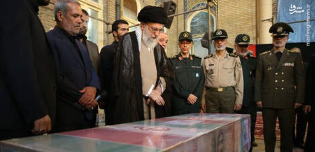 فیلم/ لحظاتی از حضور رهبر انقلاب در کنار پیکر شهید حججی