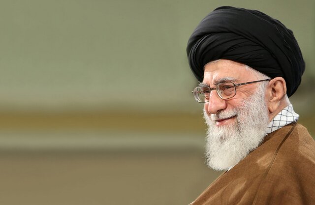 عکس/آیت الله خامنه ای در تخت جمشید