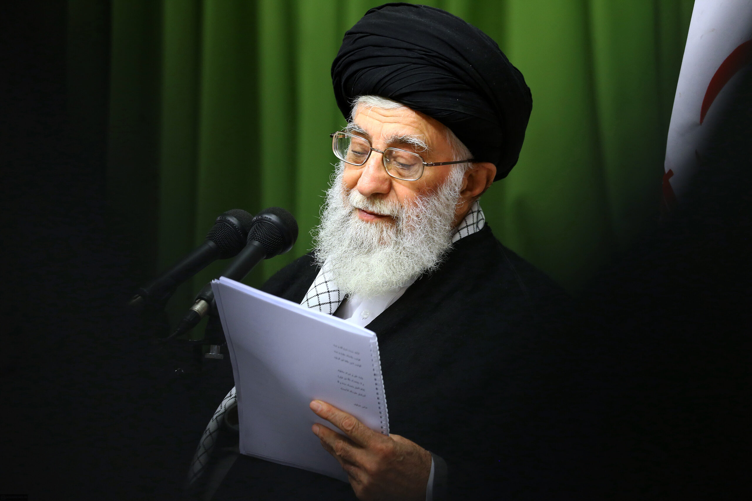 از امام خامنه‌ای؛ کسب درآمد از خدمات کاشتِ ناخن