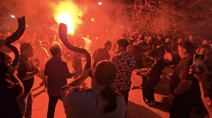 فیلم/فستیوال کوچه در سوگ جان‌باختگان حادثه بندرعباس