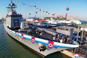 کره شمالی از ناوشکن چندمنظوره جدید رونمایی کرد+ عکس