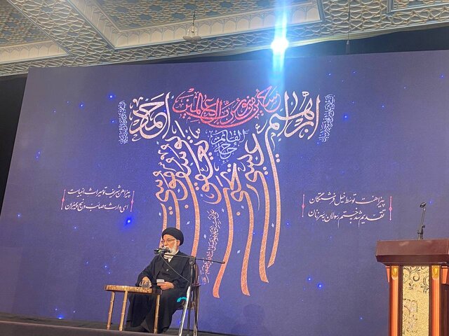 پیراهن سید الشهدا(ع) در عاشورا به خودی خود بزرگترین نماد عاشورا است