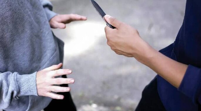 لحظه زورگیری وحشیانه از دختر جوان