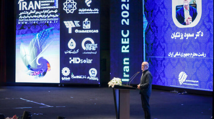 پزشکیان: پارسال ۳۰۰ هزار میلیارد از قطعی برق و گاز خسارت دیدیم