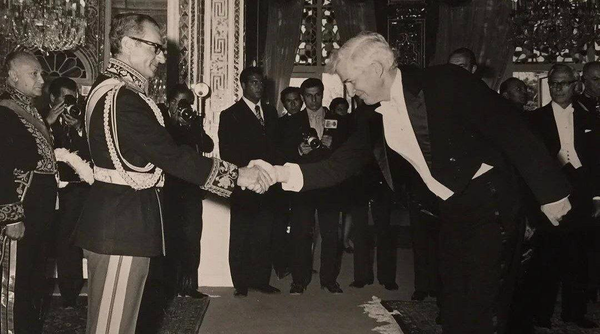 از شایعه تا واقعیت تعظیم پدر ترامپ در مقابل شاه