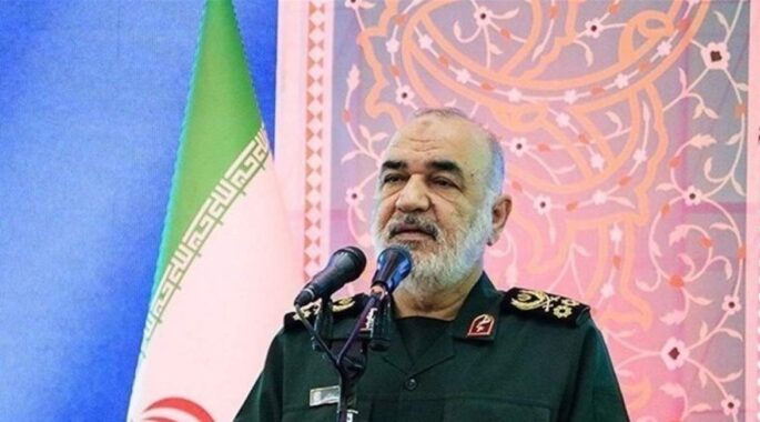 سلامی: سپاه آشکارا در برابر حریف در میدان می‌ایستد