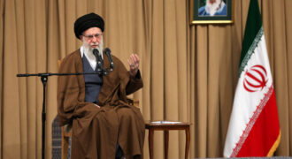 رهبر انقلاب در روز سیزده آبان: «تسخیر سفارت آمریکا هویت واقعی استکبار و انقلاب را روشن کرد»