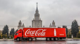 تبلیغ هوش مصنوعی کوکاکولا زیر آتش انتقاد کاربران؛ از «صرفه‌جویی میلیونی» تا «حذف هنرمندان واقعی»