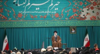 رهبر انقلاب: زن مسلمان با حفظ حجاب میتواند در همه عرصهها پیشتاز باشد