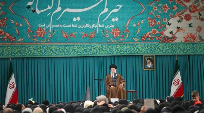 رهبر انقلاب: زن مسلمان با حفظ حجاب می‌تواند در همه عرصه‌ها پیشتاز باشد