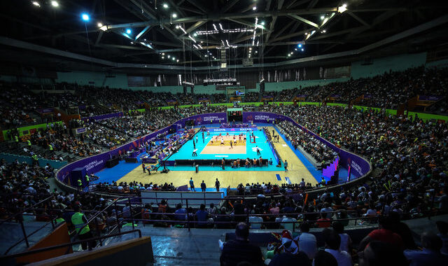 آزادی زیر بار فرسودگی؛ سقف سالن ۱۲ هزار نفری فرو می‌ریزد، استخر قهرمانی در آستانه تعطیلی