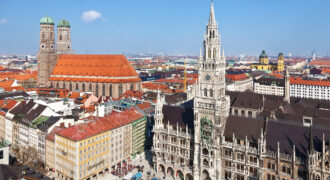 ۴۷ ساله به دروغ میگن جمهوری اسلامی با اتوبوس آدم جمع میکنه حالا خودشان ۲۰ ساعت اتوبوس مینشینند!