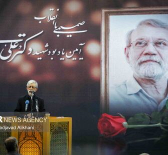 چه کسانی در مراسم یادبود شهید علی لاریجانی در مسجد بلال رسانه ملی شرکت کردند؟
